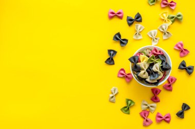 Kasede renkli farfalle makarna, üst manzara.