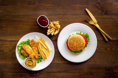 Kızarmış patates ve tavuklu hamburger.