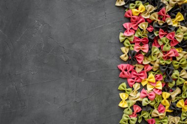 Makarnanın üst görüntüsü - renkli farfalle. İtalyan yemeği.