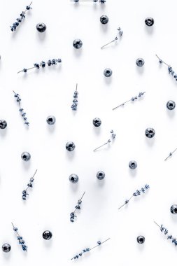 Beyaz arkaplan görünümlü lavanta çiçeği desenli yabanmersinli yoğurt.