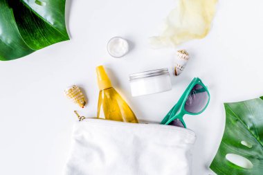 Beyaz arka planda güneş koruması için krem ve losyon kozmetiği