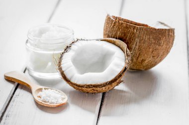 Beyaz masa zemininde taze hindistan cevizi olan kozmetik kavramı