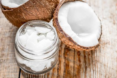 Kozmetik konseptinde vücut bakımı için eski ahşap masa üzerinde hindistan cevizi yağı