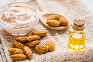 Masa arkasında badem fırçası olan kozmetik seti