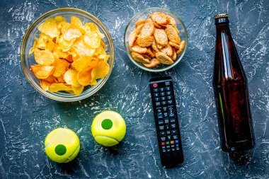 Koyu arkaplan görünümlü çiplerle spor maçı setini izlemek