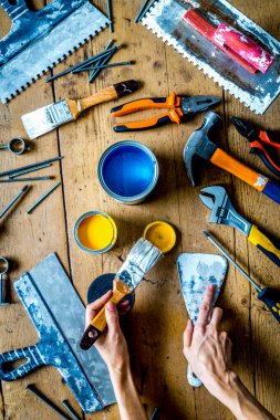 Ahşap arkaplan görünümünde dekorasyon ve inşaat için enstrümanlar ayarlandı