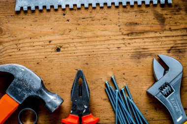 Aletleri çekiç, pense, çivi, ingiliz anahtarı ahşap arka plan modeliyle onarıyorum.