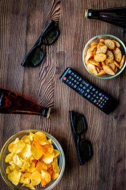 Ahşap arka planda TV izlemek için atıştırmalıklar