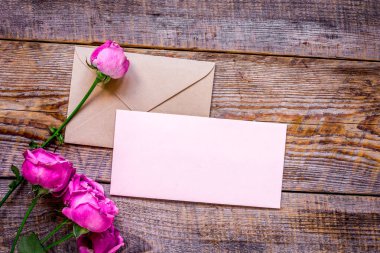 Şakayık çiçekli bahar tasarımı ve tebrik kartı ahşap arkaplan üst görünümü maketi