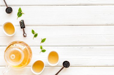 Çaydanlık ve fincanlar yeşil çay, üst manzara. Çay seremonisi konsepti..