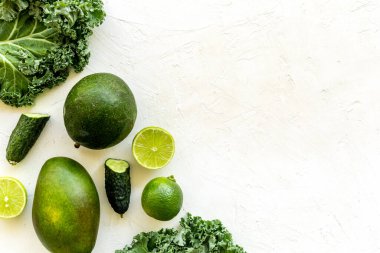 Arınma için yeşil sebze ve meyve ve sağlıklı vejetaryen yemeği.