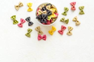 Kasede renkli farfalle makarna, üst manzara.