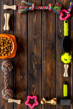 Kedi ve köpek için ev hayvanı oyuncakları ve aksesuarlarla yatıyordu.