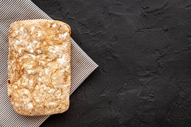 Bir somun çavdar ekmeği manzaralı. Kesme tahtasındaki ekmek