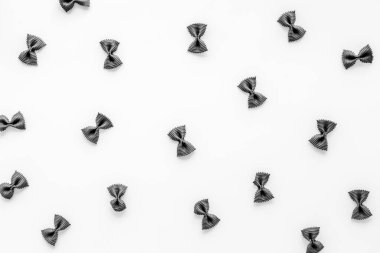 Makarna deseni - renkli farfalle, üst manzara. İtalyan yemek geçmişi