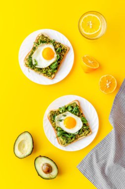 Avokado yumurtalı Sadwich ve kızarmış ekmeğin üzerinde ıspanak.