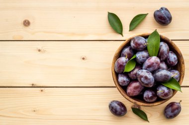 Kasede mor erikler. Erik hasadı üst görünümü