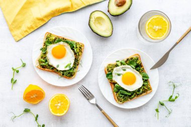 Avokado ve sahanda yumurtalı tost. Sağlıklı kahvaltı.
