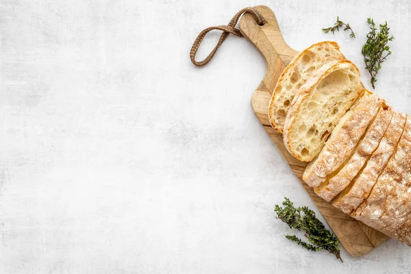 Κομμένο ψωμί τσιαμπάτα με δεντρολίβανο. Πρωινό φόντο — Φωτογραφία Αρχείου