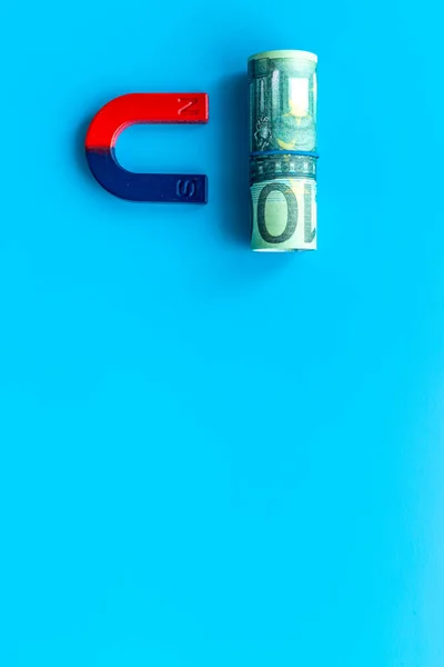 Business success concept. Magnet attracting money — Stock Photo, Image