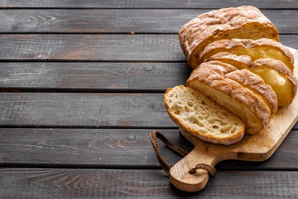 Frisches Brot Ciabatta Laib aus nächster Nähe. Backhaus-Hintergrund — Stockfoto