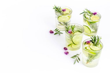 Yaz otları ve limon dilimleriyle soğuk taze kokteyl.