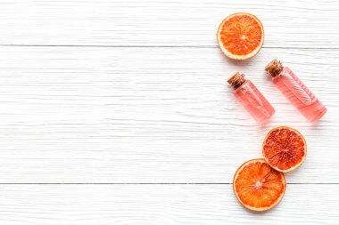 Taze meyvelerle dolu şişelerde greyfurt kokusu esastır. Üst görünüm