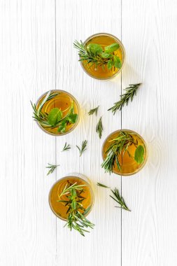 Yaz aylarında soğuk çay ve taze biberiye.