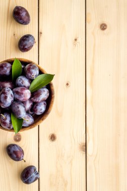 Mor kiraz erikleri düzeni. Yemek arkaplanı. Üst görünüm