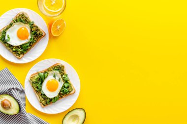 Avokado ıspanak kremalı ve yumurtalı sandviç. Üst görünüm