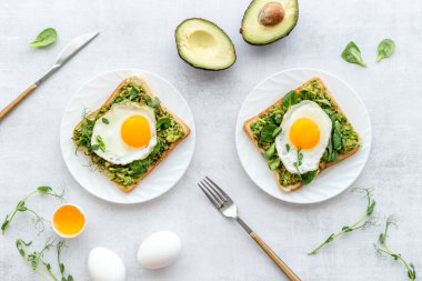 Yumurtalı, avokado kremalı ve ıspanaklı sandviç.