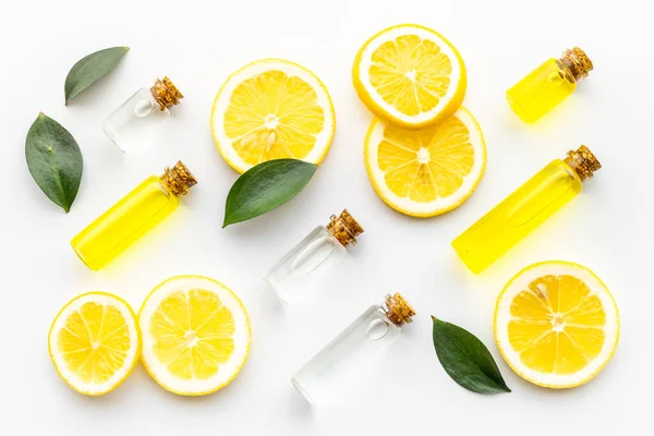 Aceite esencial de cítricos suero de vitamina c con limones, vista superior — Foto de Stock