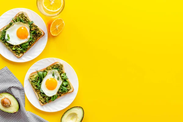 Avokado ıspanak kremalı ve yumurtalı sandviç. Üst görünüm