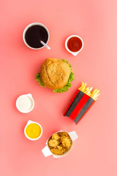 Posa piatta di fast food grassi - pepite di pollo hamburger e patatine fritte — Foto Stock