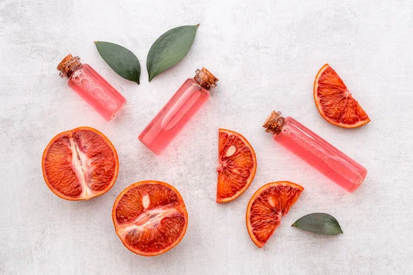 Ätherisches Öl aus roten Orangen mit Vitamin C für die Aromatherapie in der Schönheitspflege — Stockfoto