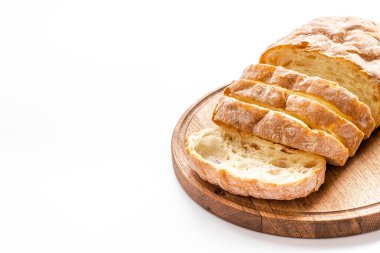 Tahtadaki tahıllı ekmeği kapat.