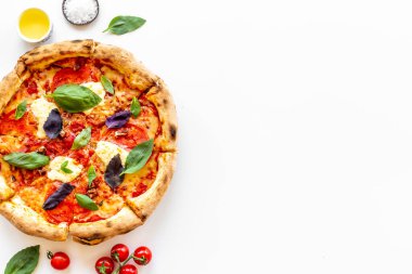Peynirli, domates soslu ve fesleğenli lezzetli pizza.