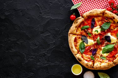 Domates peynirli ve fesleğenli İtalyan pizzası.