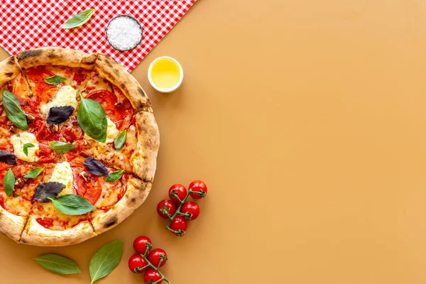 Ingredienti alimentari per cucinare la pizza margherita, vista dall'alto — Foto Stock