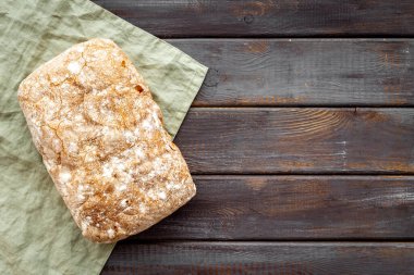 Bir somun çavdar ekmeği manzaralı. Kesme tahtasındaki ekmek