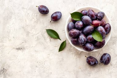 Kasede mor erikler. Erik hasadı üst görünümü