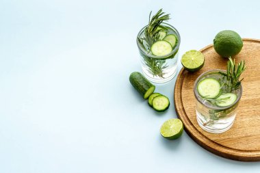 Salatalıklı limonata ve gözlüklü otlar.