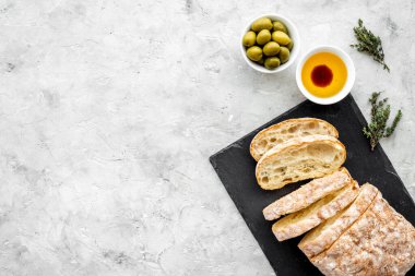 Zeytinli ekmek dilimlenmiş zeytin yağı. İtalyan yemeği aperatifi