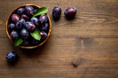 Olgun mor erik dekoru. Üst görünüm