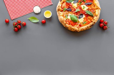 Peynirli, domates soslu ve fesleğenli lezzetli pizza.