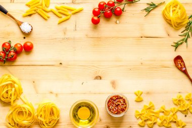 İtalyan makarnası pişirmek için malzemeli fettuccine.