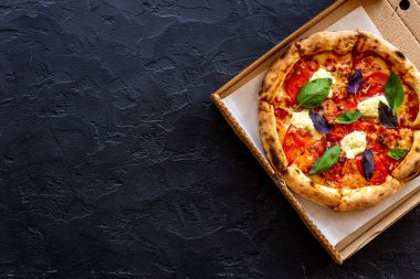 Domates peynirli ve fesleğenli İtalyan pizzası.