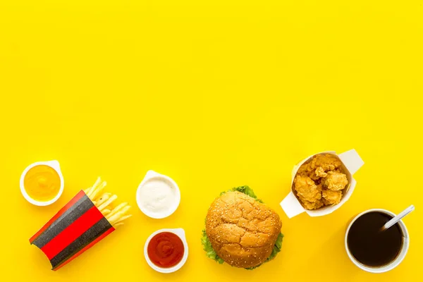 Fastfood-Set mit Hamburgern und Pommes. Ansicht von oben — Stockfoto