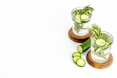 Soğuk soda, salatalık limonu ve bitkilerle birlikte.