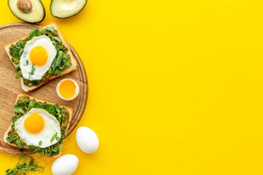 Avokado yumurtalı Sadwich ve kızarmış ekmeğin üzerinde ıspanak.